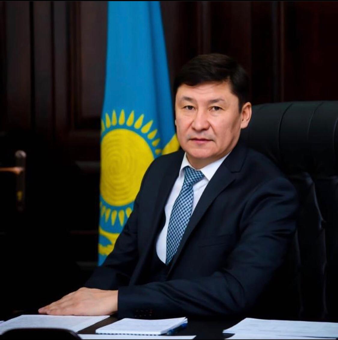 Үлкен табиғи сиськи бар порно Кристи Мак аяқтарын жайып, оның кискасында еркек пенисін сезеді