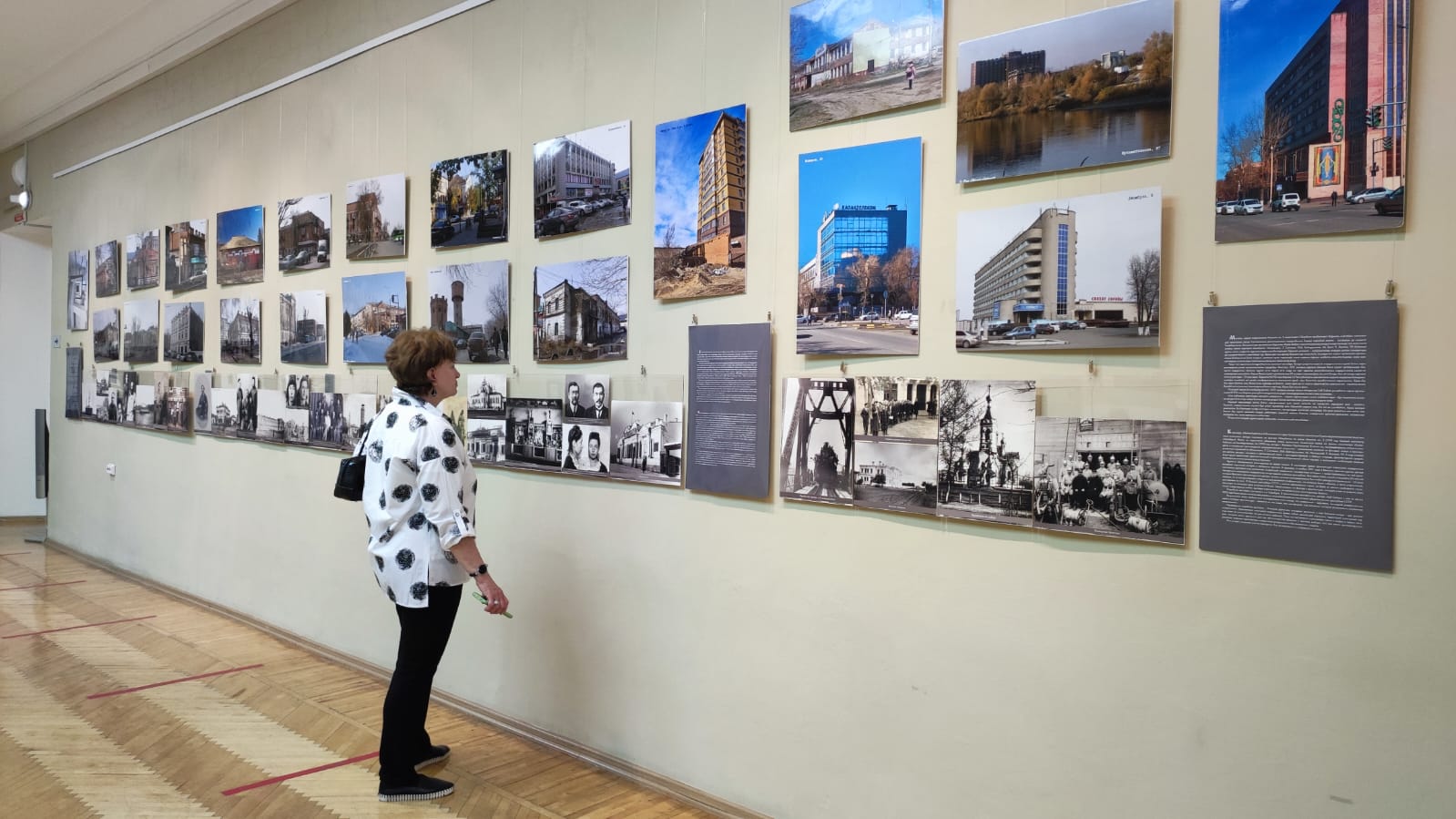 Қыздар аяқтарын көтеріп, кискаларын көрсетеді