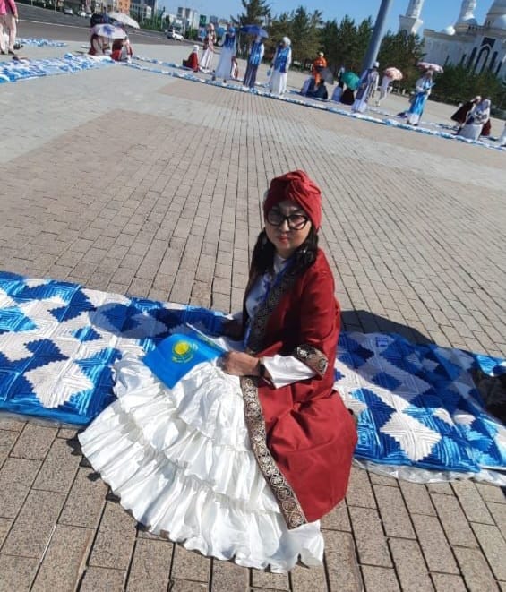 Жігітке қыздың саусағы